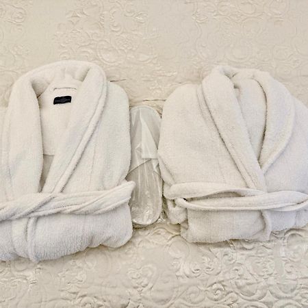 Elegant Apartment In Historical Centre & Free Locked Parking Riga Luaran gambar
