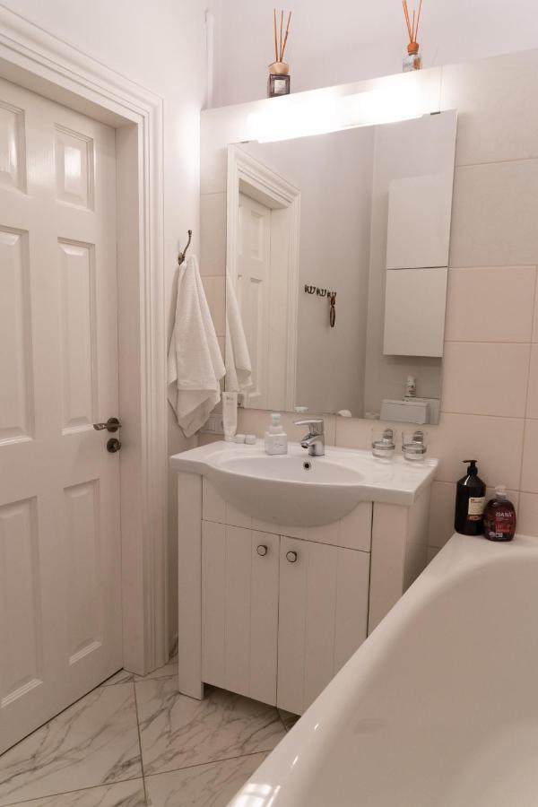Elegant Apartment In Historical Centre & Free Locked Parking Riga Luaran gambar