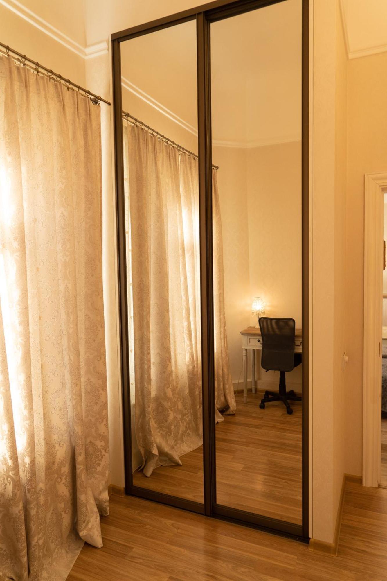 Elegant Apartment In Historical Centre & Free Locked Parking Riga Luaran gambar