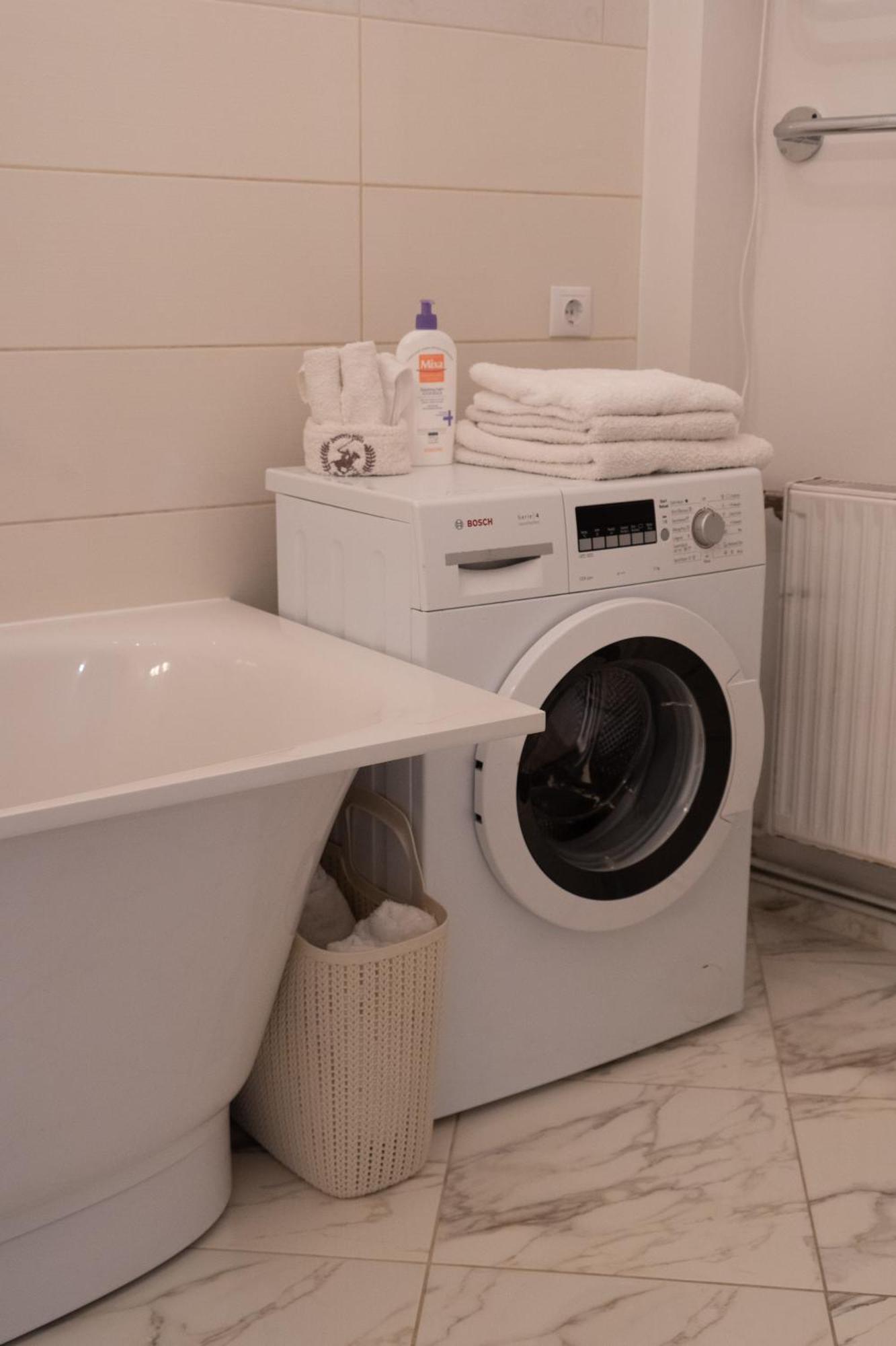 Elegant Apartment In Historical Centre & Free Locked Parking Riga Luaran gambar