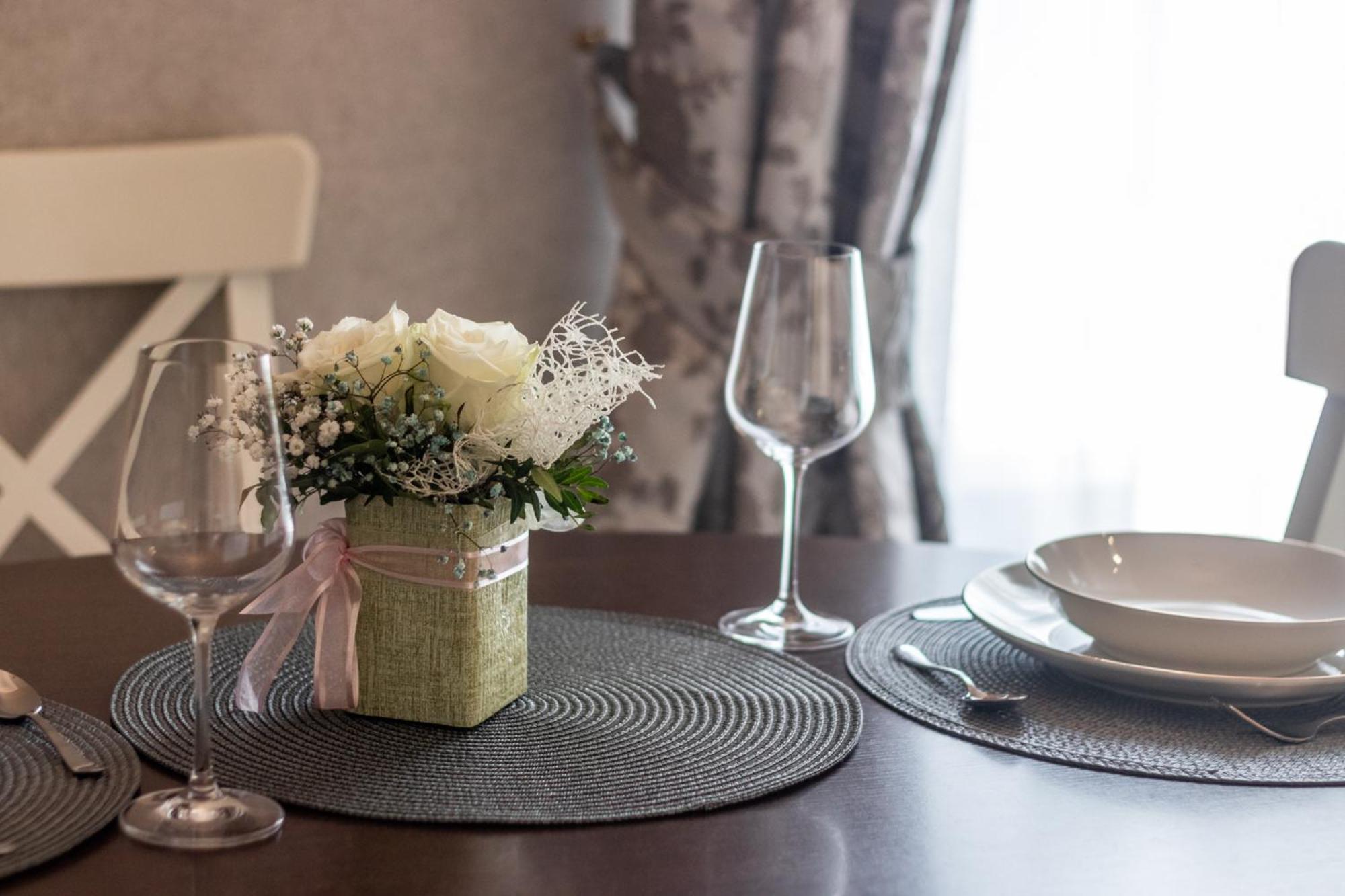 Elegant Apartment In Historical Centre & Free Locked Parking Riga Luaran gambar