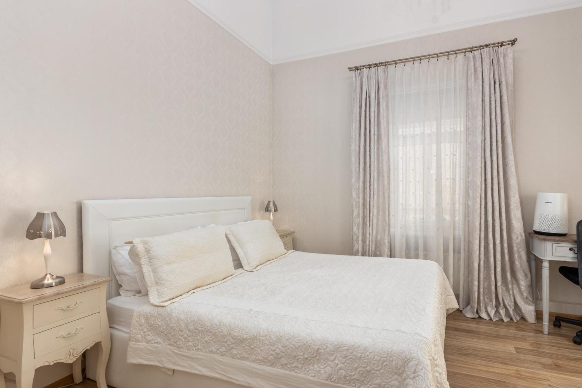 Elegant Apartment In Historical Centre & Free Locked Parking Riga Luaran gambar
