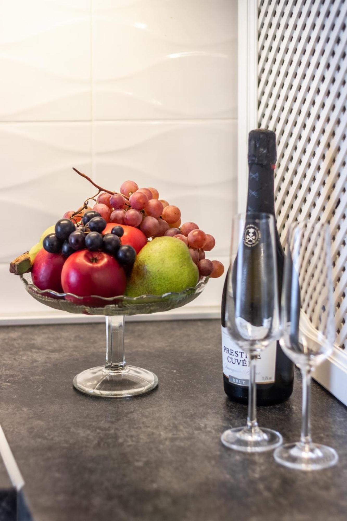 Elegant Apartment In Historical Centre & Free Locked Parking Riga Luaran gambar
