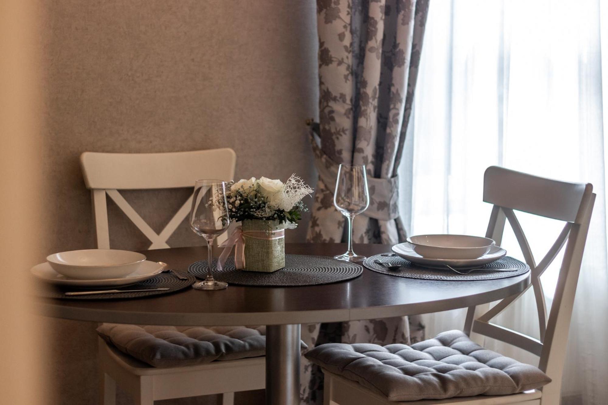 Elegant Apartment In Historical Centre & Free Locked Parking Riga Luaran gambar